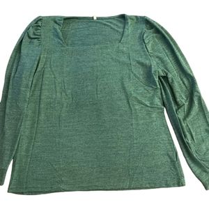 New women’s light green loose fitting top/shirt.